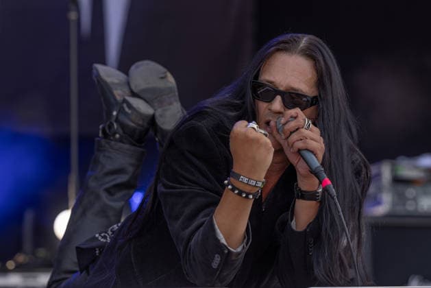 M era Luna 2026: Gothic-Fans feiern bei Sonnenschein in Hildesheim Auf dem Hildesheimer Flugplatz-Gelände das M era Luna-Festival 2026 gestartet eines der bedeutendsten Treffen der Gothic-Szene in Europa. Passend zum Anlass zeigten sich die Besucher in dunkler, aufwendiger Kleidung, während über dem Gelände strahlend blauer Himmel und Sonnenschein herrschten. Laut Veranstalterangaben ist das Festival mit rund 25.000 Teilnehmern komplett ausverkauft. Die Stimmung war friedlich und ausgelassen, trotz Temperaturen am Sonntag von über 32 Grad in der Sonne. Bis Sonntagabend trafen mehr als 40 Bands und Solokünstler aus den Bereichen Mittelalter-Rock, Alternative, Gothic und Electro auf. Auch in diesem Jahr warteten die Veranstalt