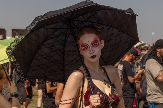 M era Luna 2026: Gothic-Fans feiern bei Sonnenschein in Hildesheim Auf dem Hildesheimer Flugplatz-Gelände das M era Luna-Festival 2026 gestartet eines der bedeutendsten Treffen der Gothic-Szene in Europa. Passend zum Anlass zeigten sich die Besucher in dunkler, aufwendiger Kleidung, während über dem Gelände strahlend blauer Himmel und Sonnenschein herrschten. Laut Veranstalterangaben ist das Festival mit rund 25.000 Teilnehmern komplett ausverkauft. Die Stimmung war friedlich und ausgelassen, trotz Temperaturen am Sonntag von über 32 Grad in der Sonne. Bis Sonntagabend trafen mehr als 40 Bands und Solokünstler aus den Bereichen Mittelalter-Rock, Alternative, Gothic und Electro auf. Auch in diesem Jahr warteten die Veranstalt