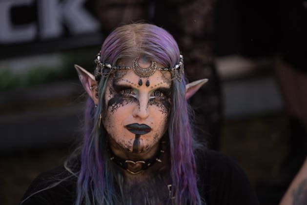 M era Luna 2026: Gothic-Fans feiern bei Sonnenschein in Hildesheim Auf dem Hildesheimer Flugplatz-Gelände das M era Luna-Festival 2026 gestartet eines der bedeutendsten Treffen der Gothic-Szene in Europa. Passend zum Anlass zeigten sich die Besucher in dunkler, aufwendiger Kleidung, während über dem Gelände strahlend blauer Himmel und Sonnenschein herrschten. Laut Veranstalterangaben ist das Festival mit rund 25.000 Teilnehmern komplett ausverkauft. Die Stimmung war friedlich und ausgelassen, trotz Temperaturen am Sonntag von über 32 Grad in der Sonne. Bis Sonntagabend trafen mehr als 40 Bands und Solokünstler aus den Bereichen Mittelalter-Rock, Alternative, Gothic und Electro auf. Auch in diesem Jahr warteten die Veranstalt