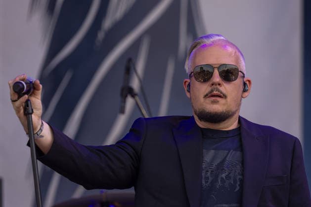 M era Luna 2026: Gothic-Fans feiern bei Sonnenschein in Hildesheim Auf dem Hildesheimer Flugplatz-Gelände das M era Luna-Festival 2026 gestartet eines der bedeutendsten Treffen der Gothic-Szene in Europa. Passend zum Anlass zeigten sich die Besucher in dunkler, aufwendiger Kleidung, während über dem Gelände strahlend blauer Himmel und Sonnenschein herrschten. Laut Veranstalterangaben ist das Festival mit rund 25.000 Teilnehmern komplett ausverkauft. Die Stimmung war friedlich und ausgelassen, trotz Temperaturen am Sonntag von über 32 Grad in der Sonne. Bis Sonntagabend trafen mehr als 40 Bands und Solokünstler aus den Bereichen Mittelalter-Rock, Alternative, Gothic und Electro auf. Auch in diesem Jahr warteten die Veranstalt