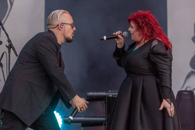 M era Luna 2026: Gothic-Fans feiern bei Sonnenschein in Hildesheim Auf dem Hildesheimer Flugplatz-Gelände das M era Luna-Festival 2026 gestartet eines der bedeutendsten Treffen der Gothic-Szene in Europa. Passend zum Anlass zeigten sich die Besucher in dunkler, aufwendiger Kleidung, während über dem Gelände strahlend blauer Himmel und Sonnenschein herrschten. Laut Veranstalterangaben ist das Festival mit rund 25.000 Teilnehmern komplett ausverkauft. Die Stimmung war friedlich und ausgelassen, trotz Temperaturen am Sonntag von über 32 Grad in der Sonne. Bis Sonntagabend trafen mehr als 40 Bands und Solokünstler aus den Bereichen Mittelalter-Rock, Alternative, Gothic und Electro auf. Auch in diesem Jahr warteten die Veranstalt