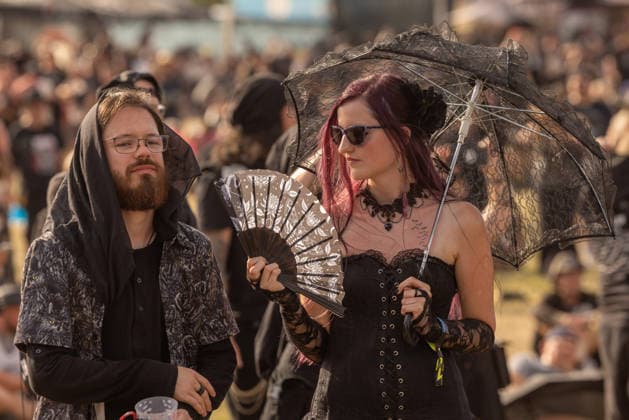 M era Luna 2026: Gothic-Fans feiern bei Sonnenschein in Hildesheim Auf dem Hildesheimer Flugplatz-Gelände das M era Luna-Festival 2026 gestartet eines der bedeutendsten Treffen der Gothic-Szene in Europa. Passend zum Anlass zeigten sich die Besucher in dunkler, aufwendiger Kleidung, während über dem Gelände strahlend blauer Himmel und Sonnenschein herrschten. Laut Veranstalterangaben ist das Festival mit rund 25.000 Teilnehmern komplett ausverkauft. Die Stimmung war friedlich und ausgelassen, trotz Temperaturen am Sonntag von über 32 Grad in der Sonne. Bis Sonntagabend trafen mehr als 40 Bands und Solokünstler aus den Bereichen Mittelalter-Rock, Alternative, Gothic und Electro auf. Auch in diesem Jahr warteten die Veranstalt