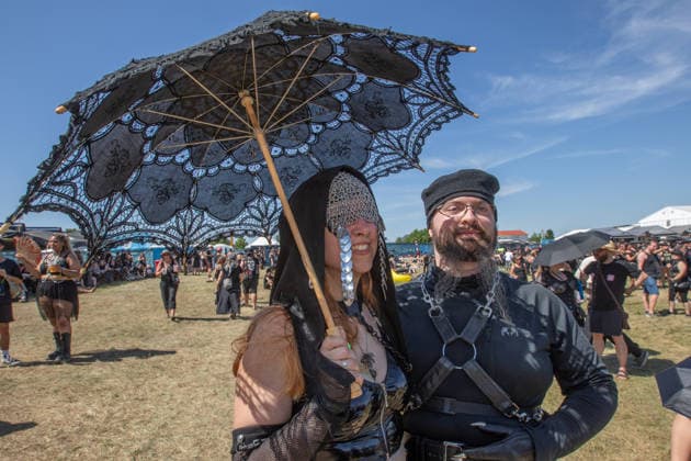 M era Luna 2026: Gothic-Fans feiern bei Sonnenschein in Hildesheim Auf dem Hildesheimer Flugplatz-Gelände das M era Luna-Festival 2026 gestartet eines der bedeutendsten Treffen der Gothic-Szene in Europa. Passend zum Anlass zeigten sich die Besucher in dunkler, aufwendiger Kleidung, während über dem Gelände strahlend blauer Himmel und Sonnenschein herrschten. Laut Veranstalterangaben ist das Festival mit rund 25.000 Teilnehmern komplett ausverkauft. Die Stimmung war friedlich und ausgelassen, trotz Temperaturen am Sonntag von über 32 Grad in der Sonne. Bis Sonntagabend trafen mehr als 40 Bands und Solokünstler aus den Bereichen Mittelalter-Rock, Alternative, Gothic und Electro auf. Auch in diesem Jahr warteten die Veranstalt