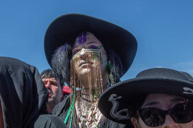 M era Luna 2026: Gothic-Fans feiern bei Sonnenschein in Hildesheim Auf dem Hildesheimer Flugplatz-Gelände das M era Luna-Festival 2026 gestartet eines der bedeutendsten Treffen der Gothic-Szene in Europa. Passend zum Anlass zeigten sich die Besucher in dunkler, aufwendiger Kleidung, während über dem Gelände strahlend blauer Himmel und Sonnenschein herrschten. Laut Veranstalterangaben ist das Festival mit rund 25.000 Teilnehmern komplett ausverkauft. Die Stimmung war friedlich und ausgelassen, trotz Temperaturen am Sonntag von über 32 Grad in der Sonne. Bis Sonntagabend trafen mehr als 40 Bands und Solokünstler aus den Bereichen Mittelalter-Rock, Alternative, Gothic und Electro auf. Auch in diesem Jahr warteten die Veranstalt