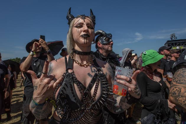 M era Luna 2026: Gothic-Fans feiern bei Sonnenschein in Hildesheim Auf dem Hildesheimer Flugplatz-Gelände das M era Luna-Festival 2026 gestartet eines der bedeutendsten Treffen der Gothic-Szene in Europa. Passend zum Anlass zeigten sich die Besucher in dunkler, aufwendiger Kleidung, während über dem Gelände strahlend blauer Himmel und Sonnenschein herrschten. Laut Veranstalterangaben ist das Festival mit rund 25.000 Teilnehmern komplett ausverkauft. Die Stimmung war friedlich und ausgelassen, trotz Temperaturen am Sonntag von über 32 Grad in der Sonne. Bis Sonntagabend trafen mehr als 40 Bands und Solokünstler aus den Bereichen Mittelalter-Rock, Alternative, Gothic und Electro auf. Auch in diesem Jahr warteten die Veranstalt