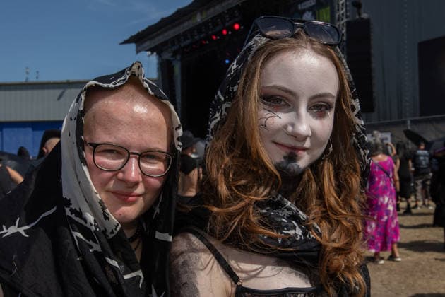M era Luna 2026: Gothic-Fans feiern bei Sonnenschein in Hildesheim Auf dem Hildesheimer Flugplatz-Gelände das M era Luna-Festival 2026 gestartet eines der bedeutendsten Treffen der Gothic-Szene in Europa. Passend zum Anlass zeigten sich die Besucher in dunkler, aufwendiger Kleidung, während über dem Gelände strahlend blauer Himmel und Sonnenschein herrschten. Laut Veranstalterangaben ist das Festival mit rund 25.000 Teilnehmern komplett ausverkauft. Die Stimmung war friedlich und ausgelassen, trotz Temperaturen am Sonntag von über 32 Grad in der Sonne. Bis Sonntagabend trafen mehr als 40 Bands und Solokünstler aus den Bereichen Mittelalter-Rock, Alternative, Gothic und Electro auf. Auch in diesem Jahr warteten die Veranstalt