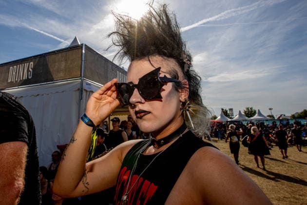 M era Luna 2026: Gothic-Fans feiern bei Sonnenschein in Hildesheim Auf dem Hildesheimer Flugplatz-Gelände das M era Luna-Festival 2026 gestartet eines der bedeutendsten Treffen der Gothic-Szene in Europa. Passend zum Anlass zeigten sich die Besucher in dunkler, aufwendiger Kleidung, während über dem Gelände strahlend blauer Himmel und Sonnenschein herrschten. Laut Veranstalterangaben ist das Festival mit rund 25.000 Teilnehmern komplett ausverkauft. Die Stimmung war friedlich und ausgelassen, trotz Temperaturen am Sonntag von über 32 Grad in der Sonne. Bis Sonntagabend trafen mehr als 40 Bands und Solokünstler aus den Bereichen Mittelalter-Rock, Alternative, Gothic und Electro auf. Auch in diesem Jahr warteten die Veranstalt