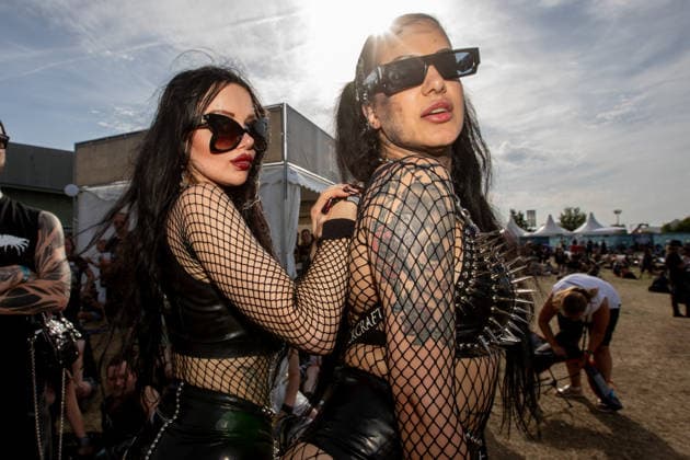 M era Luna 2026: Gothic-Fans feiern bei Sonnenschein in Hildesheim Auf dem Hildesheimer Flugplatz-Gelände das M era Luna-Festival 2026 gestartet eines der bedeutendsten Treffen der Gothic-Szene in Europa. Passend zum Anlass zeigten sich die Besucher in dunkler, aufwendiger Kleidung, während über dem Gelände strahlend blauer Himmel und Sonnenschein herrschten. Laut Veranstalterangaben ist das Festival mit rund 25.000 Teilnehmern komplett ausverkauft. Die Stimmung war friedlich und ausgelassen, trotz Temperaturen am Sonntag von über 32 Grad in der Sonne. Bis Sonntagabend trafen mehr als 40 Bands und Solokünstler aus den Bereichen Mittelalter-Rock, Alternative, Gothic und Electro auf. Auch in diesem Jahr warteten die Veranstalt
