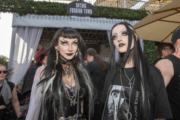 M era Luna 2026: Gothic-Fans feiern bei Sonnenschein in Hildesheim Auf dem Hildesheimer Flugplatz-Gelände das M era Luna-Festival 2026 gestartet eines der bedeutendsten Treffen der Gothic-Szene in Europa. Passend zum Anlass zeigten sich die Besucher in dunkler, aufwendiger Kleidung, während über dem Gelände strahlend blauer Himmel und Sonnenschein herrschten. Laut Veranstalterangaben ist das Festival mit rund 25.000 Teilnehmern komplett ausverkauft. Die Stimmung war friedlich und ausgelassen, trotz Temperaturen am Sonntag von über 32 Grad in der Sonne. Bis Sonntagabend trafen mehr als 40 Bands und Solokünstler aus den Bereichen Mittelalter-Rock, Alternative, Gothic und Electro auf. Auch in diesem Jahr warteten die Veranstalt