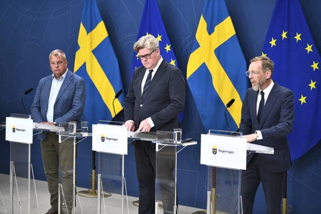 STOCKHOLM, SVERIGE 20260810 Martin Holmgren, nationell samordnare, justitieminister Gunnar Strömmer (M) och socialminister Jakob Forssmed (KD) under en pressträff om arbetet mot brottslighet och ordningsstörningar inom idrotten. STOCKHOLM SVERIGE x12060x *** STOCKHOLM, SWEDEN, August 10, 2026 Martin Holmgren, National Coordinator, Minister of Justice Gunnar Strömmer (M) and Minister of Social Affairs Jakob Forssmed (KD) during a press conference on efforts to combat crime and public disorder in sports STOCKHOLM, SWEDEN x12060x  Copyright: xLarsxSchröder TTx PRESSTRÄFF ORDNINGSSTÖRNINGAR INOM IDROTTEN dGPtUfl2-0s