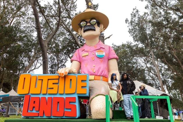 August 9, 2026, San Francisco, California, USA: Attendees pose with Range Dave installation during Outside Lands Music Festival in San Francisco, California San Francisco USA  - ZUMAs135 20260809_zap_s135_001 Copyright: xDanielxDeSloverx