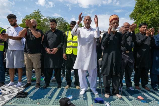 August 9, 2026, London, England, United Kingdom: Shia Muslims take part in the annual Arbaeen procession in Marble Arch in London, Britain, on August 9, 2026. Arbaeen marks the 40th day after the martyrdom of Imam Hussein, the grandson of the Prophet Muhammad. London United Kingdom - ZUMAk172 20260809_zip_k172_016 Copyright: xThomasxKrychx