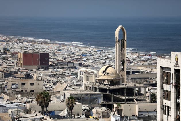Displacement tents crowd Gaza City coast amid widespread destruction A general view shows tents sheltering displaced Palestinians crowded along the coast of Gaza City and among buildings damaged during the war, on August 10, 2026. Families have sought refuge in makeshift shelters after their homes were destroyed, amid difficult living and humanitarian conditions. Photo by Bilal Osama apaimages Gaza city Gaza Strip Palestinian Territory 100826_Gaza_BO_00(18) Copyright: xapaimagesxBilalxOsamax xapaimagesx