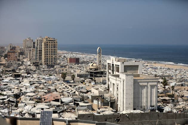 Displacement tents crowd Gaza City coast amid widespread destruction A general view shows tents sheltering displaced Palestinians crowded along the coast of Gaza City and among buildings damaged during the war, on August 10, 2026. Families have sought refuge in makeshift shelters after their homes were destroyed, amid difficult living and humanitarian conditions. Photo by Bilal Osama apaimages Gaza city Gaza Strip Palestinian Territory 100826_Gaza_BO_00(32) Copyright: xapaimagesxBilalxOsamax xapaimagesx