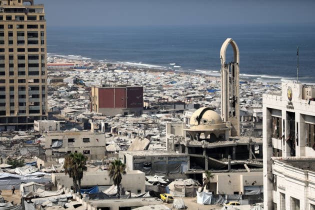 Displacement tents crowd Gaza City coast amid widespread destruction A general view shows tents sheltering displaced Palestinians crowded along the coast of Gaza City and among buildings damaged during the war, on August 10, 2026. Families have sought refuge in makeshift shelters after their homes were destroyed, amid difficult living and humanitarian conditions. Photo by Bilal Osama apaimages Gaza city Gaza Strip Palestinian Territory 100826_Gaza_BO_00(34) Copyright: xapaimagesxBilalxOsamax xapaimagesx