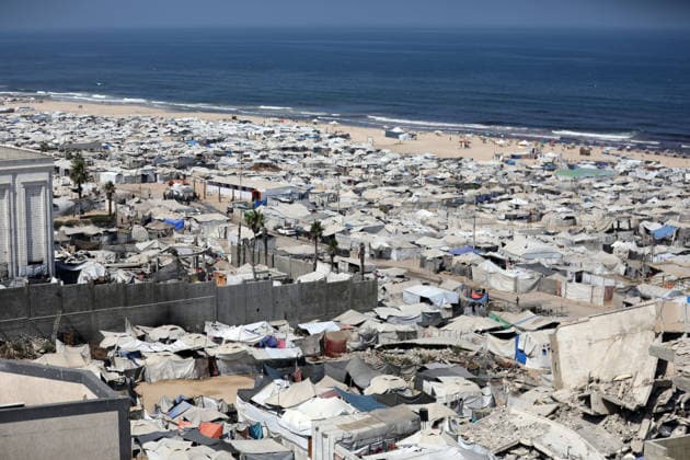 Displacement tents crowd Gaza City coast amid widespread destruction A general view shows tents sheltering displaced Palestinians crowded along the coast of Gaza City and among buildings damaged during the war, on August 10, 2026. Families have sought refuge in makeshift shelters after their homes were destroyed, amid difficult living and humanitarian conditions. Photo by Bilal Osama apaimages Gaza city Gaza Strip Palestinian Territory 100826_Gaza_BO_00(36) Copyright: xapaimagesxBilalxOsamax xapaimagesx