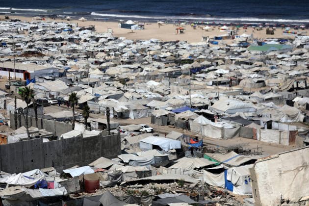 Displacement tents crowd Gaza City coast amid widespread destruction A general view shows tents sheltering displaced Palestinians crowded along the coast of Gaza City and among buildings damaged during the war, on August 10, 2026. Families have sought refuge in makeshift shelters after their homes were destroyed, amid difficult living and humanitarian conditions. Photo by Bilal Osama apaimages Gaza city Gaza Strip Palestinian Territory 100826_Gaza_BO_00(37) Copyright: xapaimagesxBilalxOsamax xapaimagesx