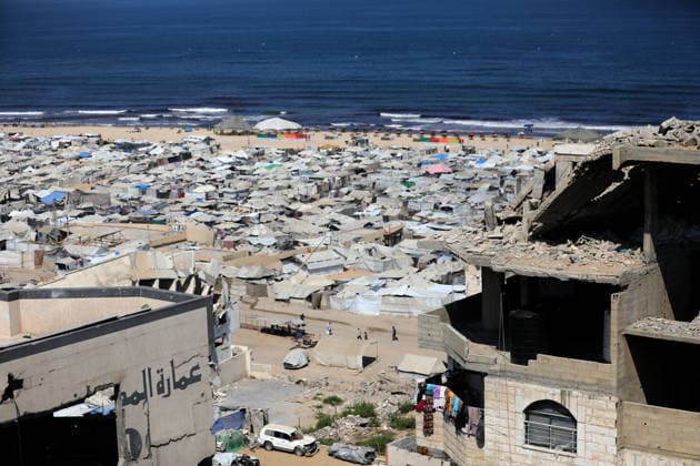 Displacement tents crowd Gaza City coast amid widespread destruction A general view shows tents sheltering displaced Palestinians crowded along the coast of Gaza City and among buildings damaged during the war, on August 10, 2026. Families have sought refuge in makeshift shelters after their homes were destroyed, amid difficult living and humanitarian conditions. Photo by Bilal Osama apaimages Gaza city Gaza Strip Palestinian Territory 100826_Gaza_BO_00(50) Copyright: xapaimagesxBilalxOsamax xapaimagesx