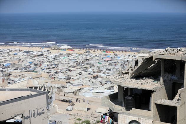 Displacement tents crowd Gaza City coast amid widespread destruction A general view shows tents sheltering displaced Palestinians crowded along the coast of Gaza City and among buildings damaged during the war, on August 10, 2026. Families have sought refuge in makeshift shelters after their homes were destroyed, amid difficult living and humanitarian conditions. Photo by Bilal Osama apaimages Gaza city Gaza Strip Palestinian Territory 100826_Gaza_BO_00(51) Copyright: xapaimagesxBilalxOsamax xapaimagesx