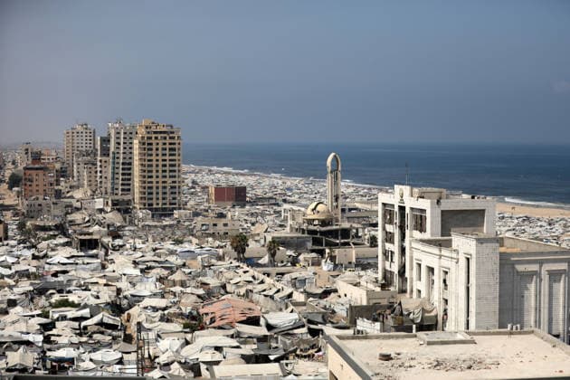 Displacement tents crowd Gaza City coast amid widespread destruction A general view shows tents sheltering displaced Palestinians crowded along the coast of Gaza City and among buildings damaged during the war, on August 10, 2026. Families have sought refuge in makeshift shelters after their homes were destroyed, amid difficult living and humanitarian conditions. Photo by Bilal Osama apaimages Gaza city Gaza Strip Palestinian Territory 100826_Gaza_BO_00(53) Copyright: xapaimagesxBilalxOsamax xapaimagesx