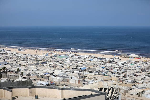Displacement tents crowd Gaza City coast amid widespread destruction A general view shows tents sheltering displaced Palestinians crowded along the coast of Gaza City and among buildings damaged during the war, on August 10, 2026. Families have sought refuge in makeshift shelters after their homes were destroyed, amid difficult living and humanitarian conditions. Photo by Bilal Osama apaimages Gaza city Gaza Strip Palestinian Territory 100826_Gaza_BO_00(56) Copyright: xapaimagesxBilalxOsamax xapaimagesx