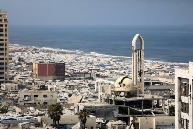 Displacement tents crowd Gaza City coast amid widespread destruction A general view shows tents sheltering displaced Palestinians crowded along the coast of Gaza City and among buildings damaged during the war, on August 10, 2026. Families have sought refuge in makeshift shelters after their homes were destroyed, amid difficult living and humanitarian conditions. Photo by Bilal Osama apaimages Gaza city Gaza Strip Palestinian Territory 100826_Gaza_BO_00(57) Copyright: xapaimagesxBilalxOsamax xapaimagesx