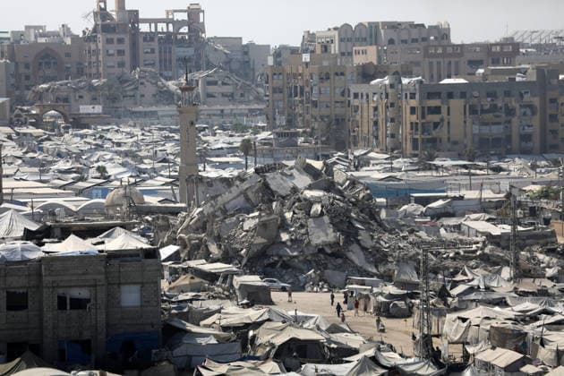 Displacement tents crowd Gaza City coast amid widespread destruction A general view shows tents sheltering displaced Palestinians crowded along the coast of Gaza City and among buildings damaged during the war, on August 10, 2026. Families have sought refuge in makeshift shelters after their homes were destroyed, amid difficult living and humanitarian conditions. Photo by Bilal Osama apaimages Gaza city Gaza Strip Palestinian Territory 100826_Gaza_BO_00(61) Copyright: xapaimagesxBilalxOsamax xapaimagesx