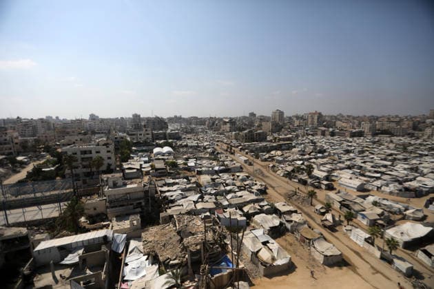 Displacement tents crowd Gaza City coast amid widespread destruction A general view shows tents sheltering displaced Palestinians crowded along the coast of Gaza City and among buildings damaged during the war, on August 10, 2026. Families have sought refuge in makeshift shelters after their homes were destroyed, amid difficult living and humanitarian conditions. Photo by Bilal Osama apaimages Gaza city Gaza Strip Palestinian Territory 100826_Gaza_BO_00(2) Copyright: xapaimagesxBilalxOsamax xapaimagesx