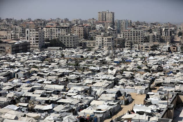 Displacement tents crowd Gaza City coast amid widespread destruction A general view shows tents sheltering displaced Palestinians crowded along the coast of Gaza City and among buildings damaged during the war, on August 10, 2026. Families have sought refuge in makeshift shelters after their homes were destroyed, amid difficult living and humanitarian conditions. Photo by Bilal Osama apaimages Gaza city Gaza Strip Palestinian Territory 100826_Gaza_BO_00(27) Copyright: xapaimagesxBilalxOsamax xapaimagesx