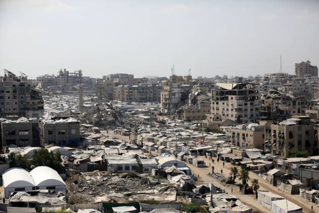 Displacement tents crowd Gaza City coast amid widespread destruction A general view shows tents sheltering displaced Palestinians crowded along the coast of Gaza City and among buildings damaged during the war, on August 10, 2026. Families have sought refuge in makeshift shelters after their homes were destroyed, amid difficult living and humanitarian conditions. Photo by Bilal Osama apaimages Gaza city Gaza Strip Palestinian Territory 100826_Gaza_BO_00(29) Copyright: xapaimagesxBilalxOsamax xapaimagesx