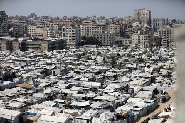 Displacement tents crowd Gaza City coast amid widespread destruction A general view shows tents sheltering displaced Palestinians crowded along the coast of Gaza City and among buildings damaged during the war, on August 10, 2026. Families have sought refuge in makeshift shelters after their homes were destroyed, amid difficult living and humanitarian conditions. Photo by Bilal Osama apaimages Gaza city Gaza Strip Palestinian Territory 100826_Gaza_BO_00(7) Copyright: xapaimagesxBilalxOsamax xapaimagesx