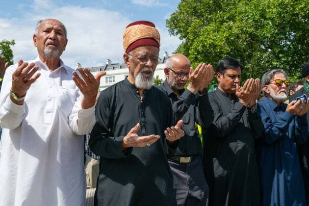 August 9, 2026, London, England, United Kingdom: Shia Muslims take part in the annual Arbaeen procession in Marble Arch in London, Britain, on August 9, 2026. Arbaeen marks the 40th day after the martyrdom of Imam Hussein, the grandson of the Prophet Muhammad. London United Kingdom  - ZUMAk172 20260809_zip_k172_011 Copyright: xThomasxKrychx
