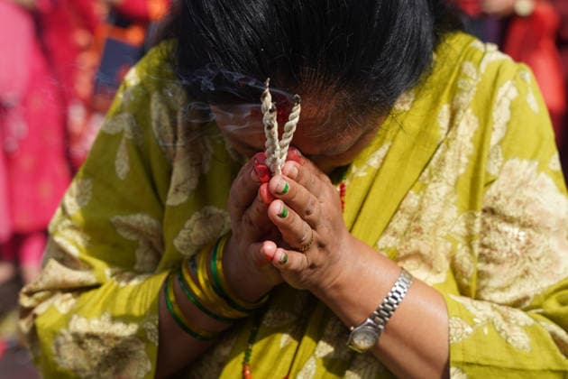 August 10, 2026, Kathmandu, Bagmati, Nepal: Today marks the last Monday of the month of Shrawan, and Pashupatinath is thronged with devotees..Women who have been observing fasts and worshipping Lord Shiva every Monday throughout the month of Shrawan are formally concluding their fasts today..A woman, dressed in colorful attire, is offering prayers at Kathmandu s Pashupatinath Temple during the worship of the Hindu deity Lord Shiva and the observance of the Shrawan fast. Kathmandu Nepal - ZUMAa308 20260810_znp_a308_014 Copyright: xChandraxBahadurxAlex