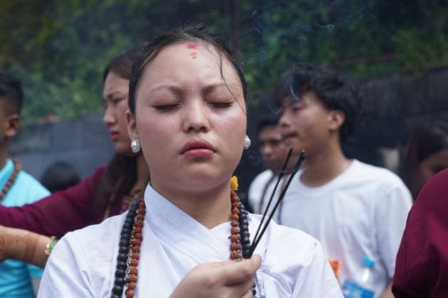 August 10, 2026, Kathmandu, Bagmati, Nepal: Today marks the last Monday of the month of Shrawan, and Pashupatinath is thronged with devotees..Women who have been observing fasts and worshipping Lord Shiva every Monday throughout the month of Shrawan are formally concluding their fasts today..A woman, dressed in colorful attire, is offering prayers at Kathmandu s Pashupatinath Temple during the worship of the Hindu deity Lord Shiva and the observance of the Shrawan fast. Kathmandu Nepal - ZUMAa308 20260810_znp_a308_017 Copyright: xChandraxBahadurxAlex