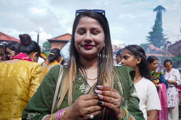 August 10, 2026, Kathmandu, Bagmati, Nepal: Today marks the last Monday of the month of Shrawan, and Pashupatinath is thronged with devotees..Women who have been observing fasts and worshipping Lord Shiva every Monday throughout the month of Shrawan are formally concluding their fasts today..A woman, dressed in colorful attire, is offering prayers at Kathmandu s Pashupatinath Temple during the worship of the Hindu deity Lord Shiva and the observance of the Shrawan fast. Kathmandu Nepal - ZUMAa308 20260810_znp_a308_019 Copyright: xChandraxBahadurxAlex