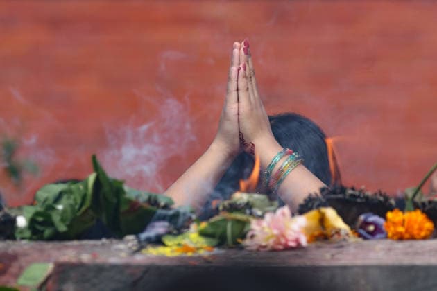 August 10, 2026, Kathmandu, Bagmati, Nepal: Today marks the last Monday of the month of Shrawan, and Pashupatinath is thronged with devotees..Women who have been observing fasts and worshipping Lord Shiva every Monday throughout the month of Shrawan are formally concluding their fasts today..A woman, dressed in colorful attire, is offering prayers at Kathmandu s Pashupatinath Temple during the worship of the Hindu deity Lord Shiva and the observance of the Shrawan fast. Kathmandu Nepal  - ZUMAa308 20260810_znp_a308_023 Copyright: xChandraxBahadurxAlex