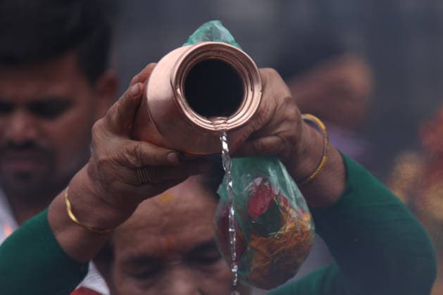 August 10, 2026, Kathmandu, Bagmati, Nepal: Today marks the last Monday of the month of Shrawan, and Pashupatinath is thronged with devotees..Women who have been observing fasts and worshipping Lord Shiva every Monday throughout the month of Shrawan are formally concluding their fasts today..A woman, dressed in colorful attire, is offering prayers at Kathmandu s Pashupatinath Temple during the worship of the Hindu deity Lord Shiva and the observance of the Shrawan fast. Kathmandu Nepal  - ZUMAa308 20260810_znp_a308_025 Copyright: xChandraxBahadurxAlex