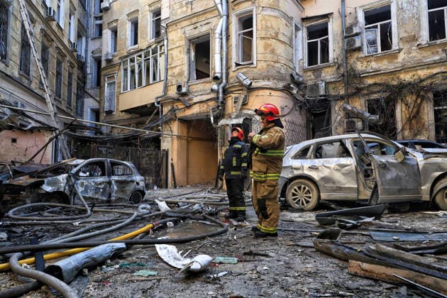 Russian troops launch massive combined attack on Odesa State Emergency Service workers deal with the aftermath of a Russian strike in the courtyard of a multi-storey apartment block, Odesa, Ukraine, August 9, 2026. On Sunday night, August 9, the Russian army carried out a massive combined attack on Odesa, causing significant destruction in two districts of the southern Ukrainian port city. In central Odesa, a Russian missile hit a four-storey residential building, where two floors were completely burnt out. Two private houses and offices were also damaged. At least six civilian cars were destroyed or badly damaged in courtyards by falling debris and direct hits. Damage to energy facilities led to a temporary blackout, with partial power out  Copyright: xNinaxLiashonokx xUkrinformx xAvalonx 1122038279
