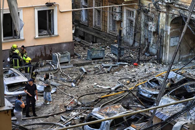 Russian troops launch massive combined attack on Odesa State Emergency Service workers deal with the aftermath of a Russian strike in the courtyard of a multi-storey apartment block, Odesa, Ukraine, August 9, 2026. On Sunday night, August 9, the Russian army carried out a massive combined attack on Odesa, causing significant destruction in two districts of the southern Ukrainian port city. In central Odesa, a Russian missile hit a four-storey residential building, where two floors were completely burnt out. Two private houses and offices were also damaged. At least six civilian cars were destroyed or badly damaged in courtyards by falling debris and direct hits. Damage to energy facilities led to a temporary blackout, with partial power out  Copyright: xNinaxLiashonokx xUkrinformx xAvalonx 1122038320
