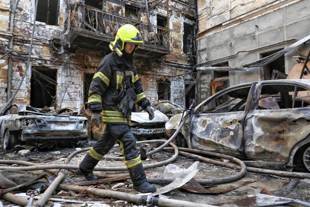 Russian troops launch massive combined attack on Odesa A State Emergency Service worker walks across the courtyard of a multi-storey apartment block damaged by a Russian attack, Odesa, Ukraine, August 9, 2026. On Sunday night, August 9, the Russian army carried out a massive combined attack on Odesa, causing significant destruction in two districts of the southern Ukrainian port city. In central Odesa, a Russian missile hit a four-storey residential building, where two floors were completely burnt out. Two private houses and offices were also damaged. At least six civilian cars were destroyed or badly damaged in courtyards by falling debris and direct hits. Damage to energy facilities led to a temporary blackout, with partial power outages  Copyright: xNinaxLiashonokx xUkrinformx xAvalonx 1122038542