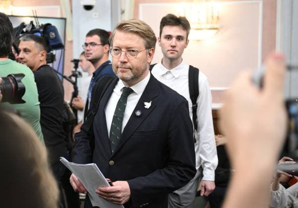 Russia Parliamentary Election Yabloko Party Court 9219842 10.08.2026 Chairman of the Yabloko political party Nikolai Rybakov, centre, arrives to attend a hearing on a lawsuit filed by the Rodina (Motherland) party seeking to bar the Yabloko party from the State Duma election, at the Russian Supreme Court in Moscow, Russia. Rodina leader Alexei Zhuravlev denounced Yabloko as a Western-backed movement bent on discrediting the elections and Russia itself. Vladimir Astapkovich Sputnik Moscow Russia  Copyright: xVladimirxAstapkovichx