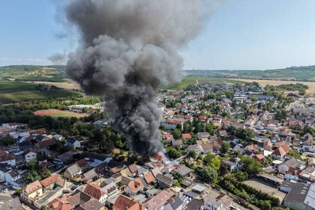 Gebäudebrand Rauchwolke kilometerweit zu sehen Katwarn ausgelöst Am Montagmorgen, 10.08.2026, kam es gegen 11:15 Uhr in Sprendlingen (Rheinhessen) zu einem Gebäudebrand. Die Feuerwehr war mit zahlreichen Kräften vor Ort und hatte den Brand nach etwa einer Stunde unter Kontrolle. Informationen zu Personenschäden liegen aktuell bisher nicht vor. Wegen der weithin sichtbaren Rauchentwicklung wurde KATWARN ausgelöst, die Bevölkerung wurde aufgefordert, Türen und Fenster geschlossen zu halten. Sprendlingen (Rheinhessen) Rheinland-Pfalz Deutschland *** Building Fire: Smoke Cloud Visible for Kilometers; Fire Alarm Triggered On Monday morning, August 10, 2026, a building fire broke out in Sprendlingen, Rheinhessen, at around 11:15