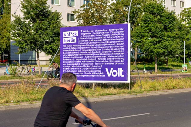 Berlin,09.08.2026,Wahlplakat der Partei Volt zur Wahl zum 20.Abgeordnetenhaus von Berlin sowie zu den Bezirksverordnetenversammlungen am 20.09.2026. *** Berlin, August 9, 2026—Election poster for the Volt Party for the election to the 20th Berlin House of Representatives and the district councils on September 20, 2026