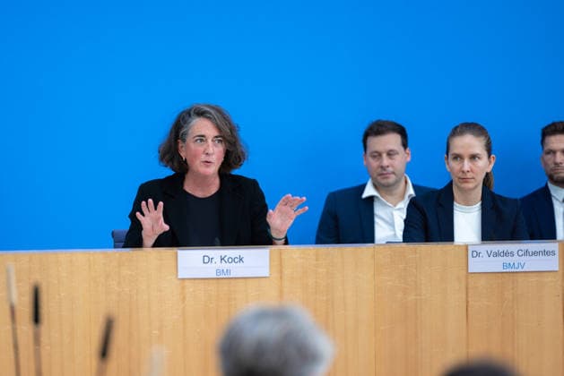 regierungspressekonferenz Deutschland, Berlin am 10. August 2026: Dr. Sonja Kock, Stellvertretende Leiterin des Pressereferats (BMI) stellt sich in der Bundespressekonferenz den Fragen der Presse. *** German Government Press Conference, Berlin, August 10, 2026: Dr. Sonja Kock, Deputy Director of the Press Office at the Federal Ministry of the Interior (BMI), answers questions from the press at the Federal Press Conference