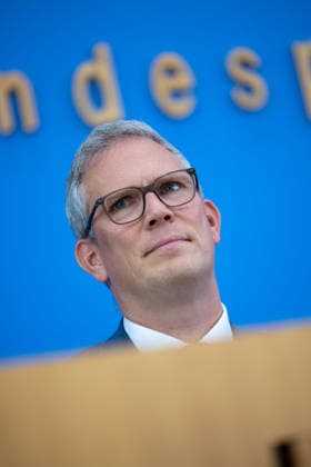 regierungspressekonferenz Deutschland, Berlin am 10. August 2026: Sebastian Hille, Stellvertretender Sprecher der Bundesregierung stellt sich der Presse in dem Saal der Bundespressekonferenz. *** German Government Press Conference, Berlin, August 10, 2026: Sebastian Hille, Deputy Spokesperson for the Federal Government, addresses the press in the Federal Press Conference Hall