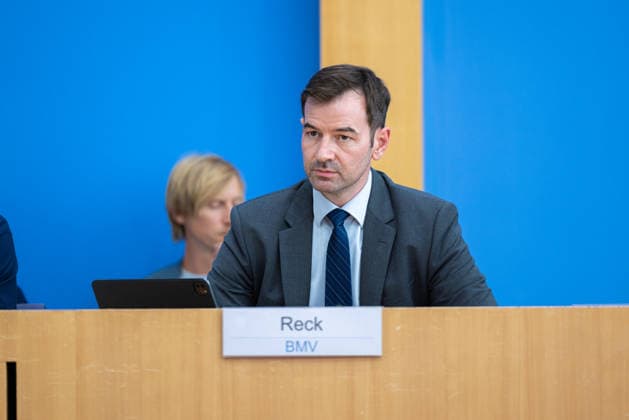 regierungspressekonferenz Deutschland, Berlin am 10. August 2026: Alexander Reck, Sprecher der Bundesministerium für Verkehr (BMV) stellt sich in der Bundespressekonferenz den Fragen der Presse. *** German Government Press Conference, Berlin, August 10, 2026: Alexander Reck, spokesperson for the Federal Ministry of Transportation (BMV), answers questions from the press at the Federal Press Conference.