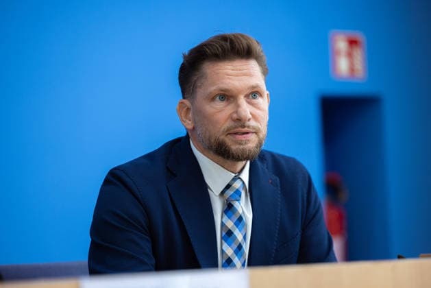 regierungspressekonferenz Deutschland, Berlin am 10. August 2026: Stephan Gabriel Haufe, Pressesprecher der Umweltministerium (BMUKN) stellt sich in der Bundespressekonferenz den Fragen der Presse *** German Government Press Conference, Berlin, August 10, 2026: Stephan Gabriel Haufe, press secretary for the Federal Ministry for the Environment, Nature Conservation, and Nuclear Safety (BMUKN), answers questions from the press at the Federal Press Conference.
