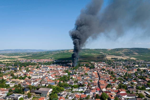 Gebäudebrand Rauchwolke kilometerweit zu sehen Katwarn ausgelöst Am Montagmorgen, 10.08.2026, kam es gegen 11:15 Uhr in Sprendlingen (Rheinhessen) zu einem Gebäudebrand. Die Feuerwehr war mit zahlreichen Kräften vor Ort und hatte den Brand nach etwa einer Stunde unter Kontrolle. Informationen zu Personenschäden liegen aktuell bisher nicht vor. Wegen der weithin sichtbaren Rauchentwicklung wurde KATWARN ausgelöst, die Bevölkerung wurde aufgefordert, Türen und Fenster geschlossen zu halten. Das betroffene Anwesen liegt im alten Stadtkern und kann nur über eine schmale Straße erreicht werden. Die Feuerwehr setzte einen Wasserwerfer und eine Drehleiter ein, um den meterhohen Flammen Herr zu werden. Ein Polizeihubschrauber übe