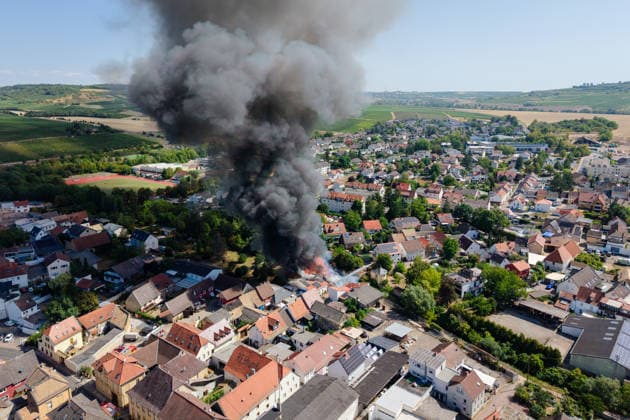 Gebäudebrand Rauchwolke kilometerweit zu sehen Katwarn ausgelöst Am Montagmorgen, 10.08.2026, kam es gegen 11:15 Uhr in Sprendlingen (Rheinhessen) zu einem Gebäudebrand. Die Feuerwehr war mit zahlreichen Kräften vor Ort und hatte den Brand nach etwa einer Stunde unter Kontrolle. Informationen zu Personenschäden liegen aktuell bisher nicht vor. Wegen der weithin sichtbaren Rauchentwicklung wurde KATWARN ausgelöst, die Bevölkerung wurde aufgefordert, Türen und Fenster geschlossen zu halten. Das betroffene Anwesen liegt im alten Stadtkern und kann nur über eine schmale Straße erreicht werden. Die Feuerwehr setzte einen Wasserwerfer und eine Drehleiter ein, um den meterhohen Flammen Herr zu werden. Ein Polizeihubschrauber übe