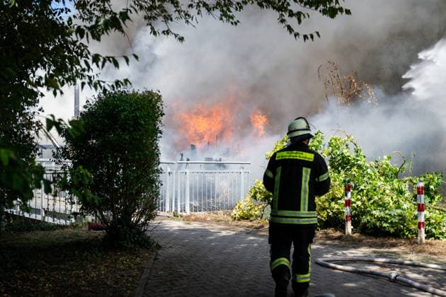 Gebäudebrand Rauchwolke kilometerweit zu sehen Katwarn ausgelöst Am Montagmorgen, 10.08.2026, kam es gegen 11:15 Uhr in Sprendlingen (Rheinhessen) zu einem Gebäudebrand. Die Feuerwehr war mit zahlreichen Kräften vor Ort und hatte den Brand nach etwa einer Stunde unter Kontrolle. Informationen zu Personenschäden liegen aktuell bisher nicht vor. Wegen der weithin sichtbaren Rauchentwicklung wurde KATWARN ausgelöst, die Bevölkerung wurde aufgefordert, Türen und Fenster geschlossen zu halten. Das betroffene Anwesen liegt im alten Stadtkern und kann nur über eine schmale Straße erreicht werden. Die Feuerwehr setzte einen Wasserwerfer und eine Drehleiter ein, um den meterhohen Flammen Herr zu werden. Ein Polizeihubschrauber übe